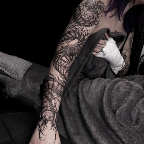 Татуировка в стиле тату графика сколопендра 