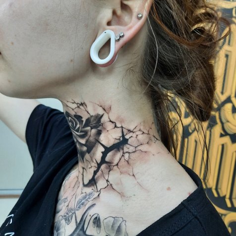 Татуировка в стиле тату графика трещины и розы