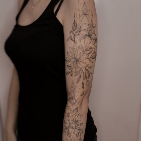Татуировка в стиле тату графика цветы
