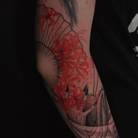 Татуировка в стиле тату графика веер и цветы