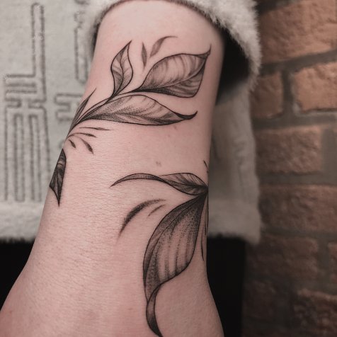 Татуировка в стиле тату графика цветочный браслет
