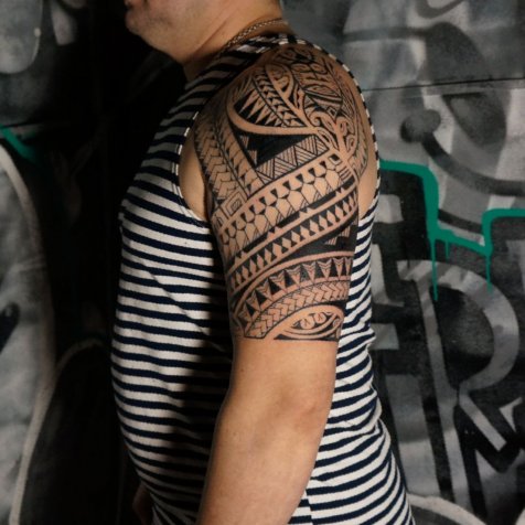 Татуировка в стиле полинезия тату плечо в полинезии